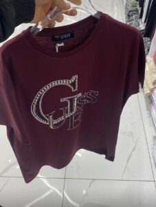 تیشرت نگین دوزی ترک طرح GUESS - زرشکی - Image 3