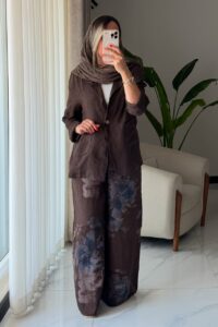 کت و شلوار لینن ایتالیایی طرح گل آبی - قهوه ای - Image 2
