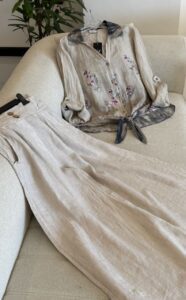 ست شومیز و شلوار لینن ایتالیایی طرح جلو گره ای گل ریز - Image 3