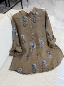 شومیز لینن ایتالیایی طرح یاس آبی - گرم بالا - Image 2