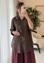 شومیز لینن ایتالیایی طرح گل عنابی - گرم بالا - Image 5