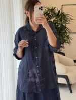 شومیز لینن ایتالیایی طرح گل عنابی - گرم بالا - Image 2